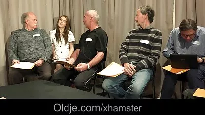 Kurzhaarige Brünette macht ihn Blowjob die besten deutschen pornofilme versteckt Hinterhof