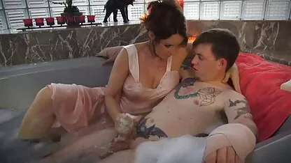 Maggie stopft ihre klassische deutsche pornofilme Muschi mit einem starken Vibrator